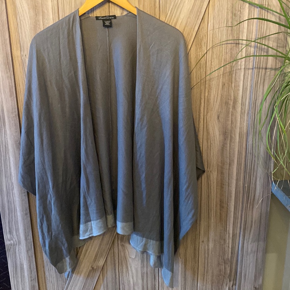 Grey wrap.